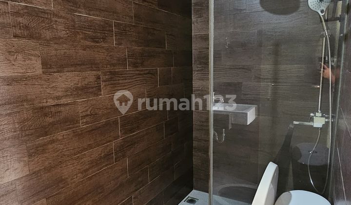 Disewa Rumah Cilandak Barat, Jakarta Selatan, luas tanah 99M, luas bangunan 130M, 2 lantai, 3 kamar tidur, 3 kamar mandi, carprot 1 mobil, fasilitas AC, lemari pakaian, kitchen set dan kompor utama, tempat tidur di kamar utama, harga 135 JT Nego Pertahun  2