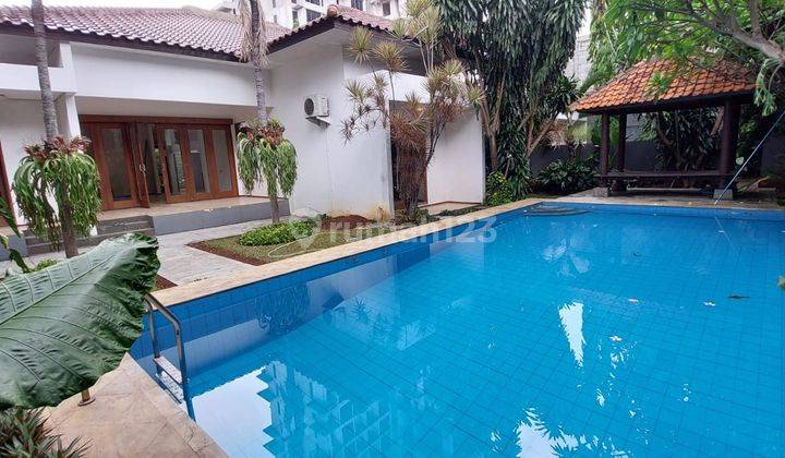 Disewa Rumah Dalam Komplek Kemang Selatan Jakarta Selatan, Luas Tanah 700M, Bangunan 400M, 1 Lantai, Ada Swimming Pool, Parkir Luas, Hanya Untuk Tempat Tinggal, Harga 400 Jt Pertahun Nego Sam 1