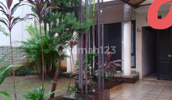 Disewa Rumah dalam komplek Pangkalan Jati, cocok untuk kantor dan tempat tinggal, luas tanah 300M, bangunan 2 lantai, 3 kamar tidur, 2 kamar mandi, ada 2 unit AC, water heater dan kitchen set, parkir dalam 2 mobil, di luar 2 mobil, harga sewa 125 JT Perta 2