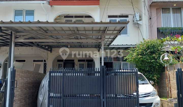Disewa Rumah dalam komplek Limo Cinere, luas tanah 140M, bangunan 2 lantai 200M, 3 kamar tidur, 1 kamar tidur pembantu, carport 2 mobil, semi furnished: 1 buah lemari, AC setiap kamar, kitche set, 1 buah buffet, 1 buah sofa kecil, harga 72,5 JT Nego Perta