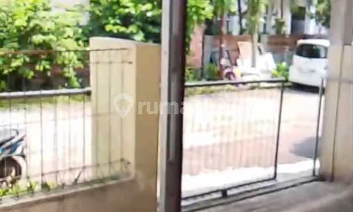 For Rent in Large Limo Cinere Complex, Land Area 135M, 1-Story Building, 1 Bedroom, 1 Maid's Bedroom, Kitchen Set, Wide Neighborhood Road, Close to 2 Limo Toll Gates, and Near Krukut Toll Gate, Price 35 Million Per Year Negotiable.