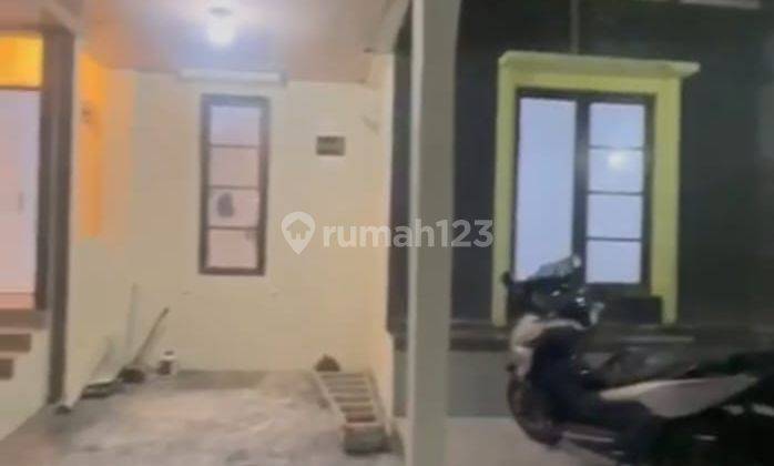 Disewa rumah dalam komplek, luas tanah 75M, bangunan 2 lantai, 2 kamar tidur, 1 ruangan plong, 1 kamar mandi, 1 carport, harga 43 JT pertahun nego ida 1