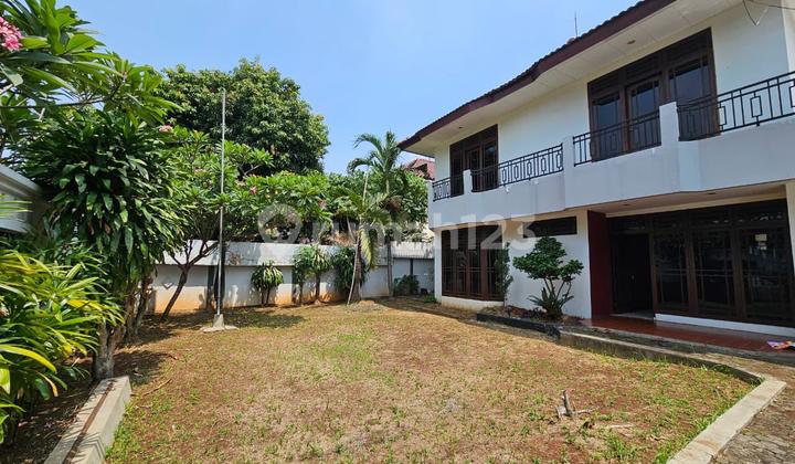 Disewa Rumah Bagus Murah Cilandak Barat, parkir 6 mobil, taman luas, luas tanah 700M, bangunan 2 lantai 500M, 5 kamar tidur, ada AC, ada water heater, dapur kotor dan dapur besih, cocok untuk kantor dan tempat tinggal dan kantor, jalan lebar, harga 300 JT