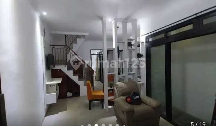 Disewakan Rumah Minimalis Modern Asri dan Nyaman (Lokasi M.Kahfi, Jagakarsa- Jakarta Selatan)  L. bangunan 125 Luas tanah 65 m2 2 Lantai 3 Kamar tidur di lantai 2 semua (2 kamar tidur ada lemari) 3 Kamar Mandi Carport   Fasilitas: Kitchenset,  TV LED 32 I