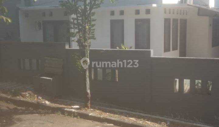 Disewa Rumah dalam komplek Limo Cinere, 3 kamar tidur, luas tanah 120M, bangunan 2 lantai, bebas banjir,  lingkungan asri, harga 43 JT Nego Pertahun Saleh 1