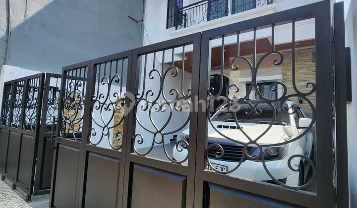 For Quick Sale New House Price Reduced 1.5 Billion Negotiable, Cimanggis Depok area, land area 97M, 2-story building 150M, 3 bedrooms, SHM, IMB, and PBB certificates, price 1.5 Billion Negotiable Sugi