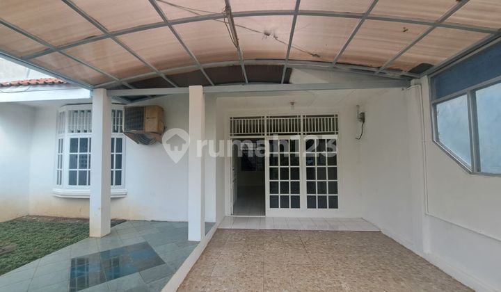 For Rent: House in a Large Limo Cinere Complex, Land 120M, 1-Story Building, 2 Bedrooms, 1 Maid's Bedroom, AC and Kitchen Set Included, Carport for 1 Car, Price 40 Million per Year Negotiable.