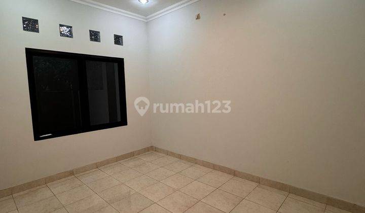Disewa Rumah dalam Komplek Limo Cinere, luas tanah 74M, bangunan 2 lantai, 3 kamar tidur, 2 kamar mandi, 1 kamar tidur pembantu, baru direnovasi, harga 45 JT pertahun nego pertahun Saleh 2