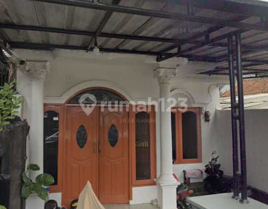 For rent: Non-cluster house in Lenteng Agung area, land area 100 sqm, 2-story building, 3 bedrooms, 1 carport, unfurnished, near UI and Pancasila University KRL stations, price 50 million per year negotiable. 1