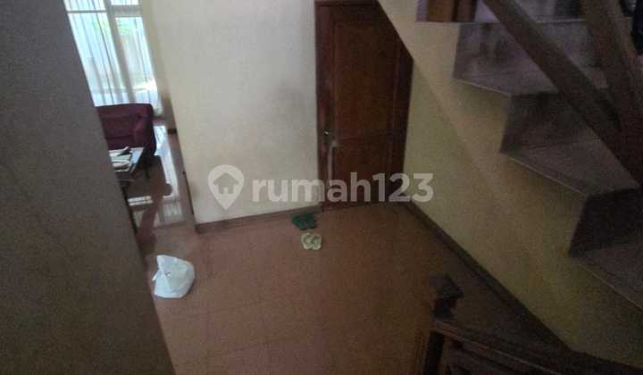 For Rent: Safe Neighborhood House, suitable for office, land area 600M, building 375M, 2 floors, equipped with AC, kitchen set, ample parking, located at Pangkalan Jati Pondok Labu, rental price 225 Million per year Negotiable, minimum lease 2 years. 2