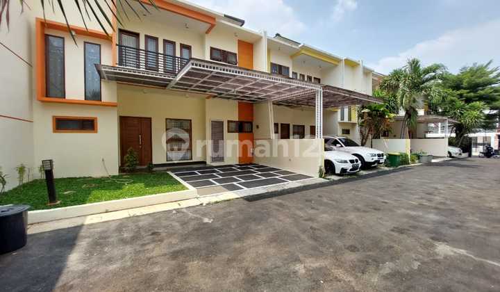 For Rent: House within a cluster area in Mampang Prapatan, Land area 225M, 2-story building 200M, Fully air-conditioned, Water heater, Includes maid's bedroom, Price 175 million per year negotiable. 2