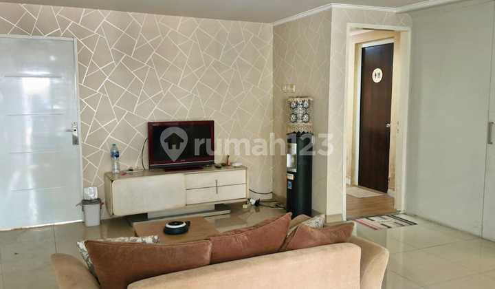 Disewa Rumah dalam Cluster Pasar Minggu, luas tanah 125M, bangunan 200M, 3 lantai, 4 kamar tidur, full furnished, parkir luas, ada kolam renang bersama, harga sewa 200 JT Nego Sugi 2