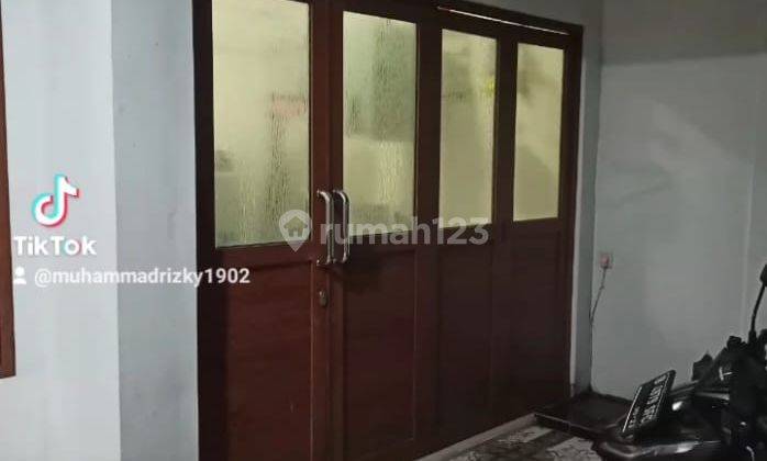 Dijual cepat dan murah rumah jagakarsa, luas tanah 105M, bangunan 2 lantai, akses kendaraan roda 2 menuju rumah kurang lebih 75M ke jalan akses mobil, ada parkir disekitar rumah, kamar 3, surat SHM, harga 950 JT nego misrun 2