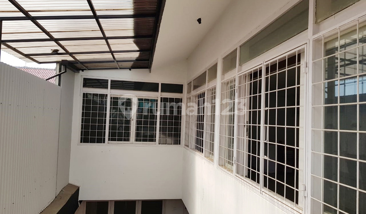 Di Sewakan Rumah Cocok Untuk Kantor 8 Kamar di Jl. Turangga Bandung 2