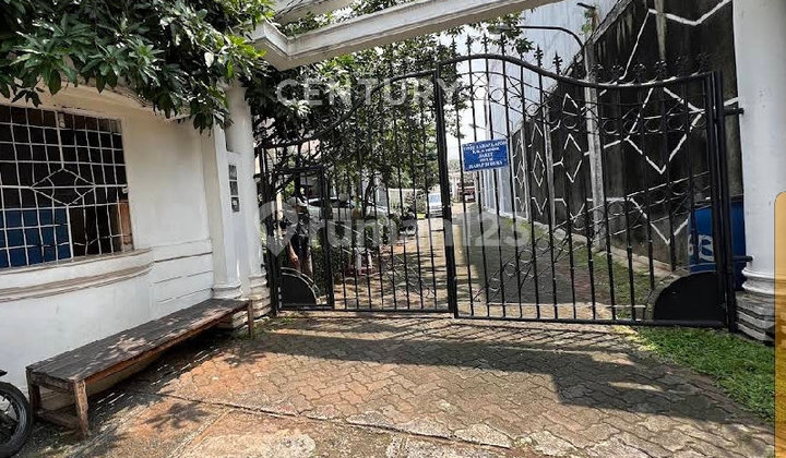 RUMAH LUAS DENGAN SWIMMING POOL DI TOWNHOUSE KEBAYORAN LAMA