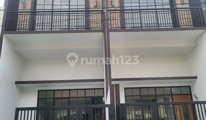 Rumah Bagus 3 Lantai Di Pondok Kelapa Dekat Stasiun LRT  2