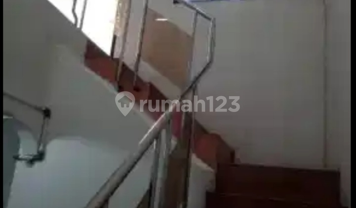 RUMAH KAYU PUTIH LOKASI STRATEGIS DEKAT LAPANGAN BOLA PERSIJA  2