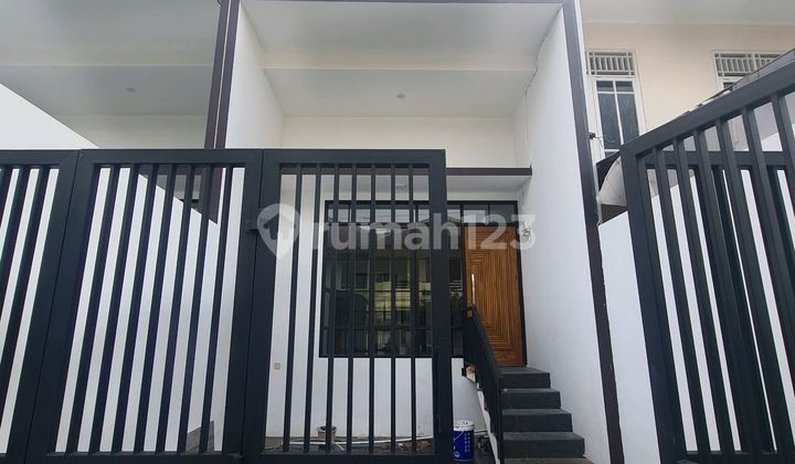 Rumah Bagus 3 Lantai Di Pondok Kelapa Dekat Stasiun LRT  1