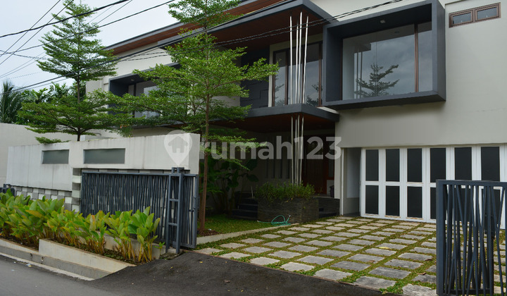 Rumah Mewah dengan Kolam Renang di Gandaria Rumah Mewah dengan Kolam Renang di Gandaria