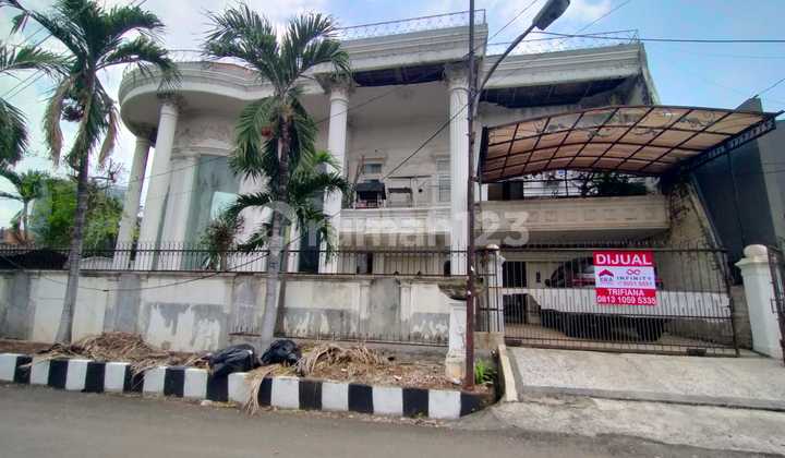 Classic Flood-Free House in the Center of Pulomas Pulo Gadung City Classic Flood-Free House in the Center of Pulomas Pulo Gadung City
