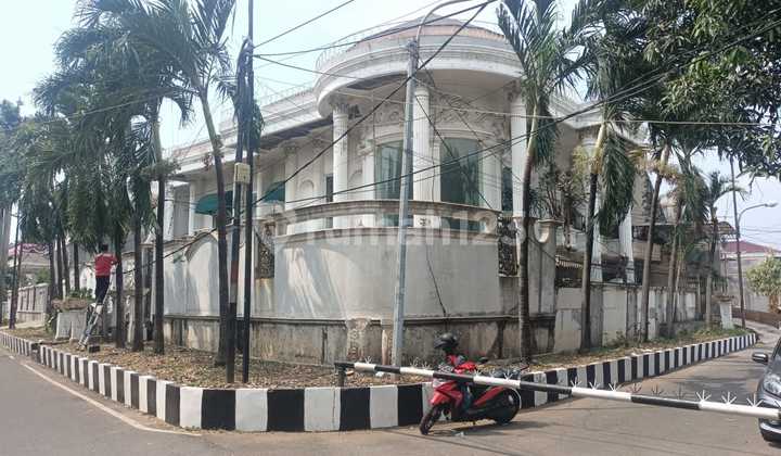 Classic Flood-Free House in the Center of Pulomas Pulo Gadung City Classic Flood-Free House in the Center of Pulomas Pulo Gadung City