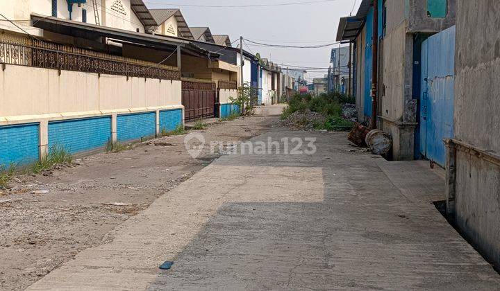Pabrik di dalam komplek Gudang Dadap Indah 2