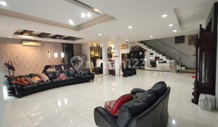 Meruya Ilir Hook House with Swimming Pool