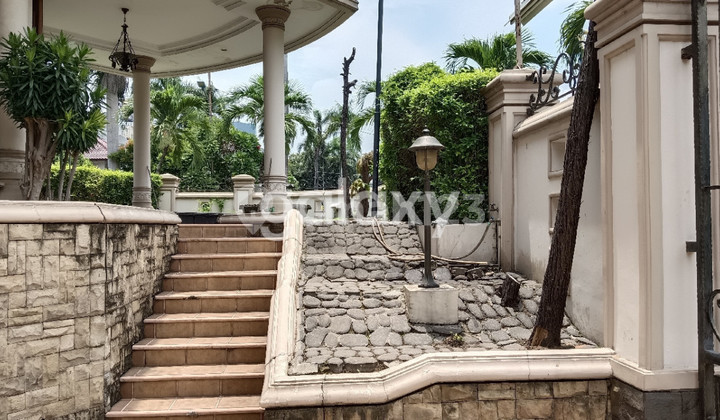 Rumah Hook di Puri Indah Blok H