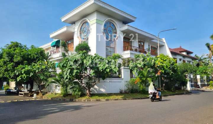 Rumah Hook Mewah Bergaya Classic Lokasi Strategis di Kembangan