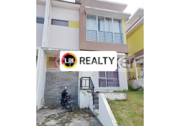 Rumah 3 Lantai di Beverly Green