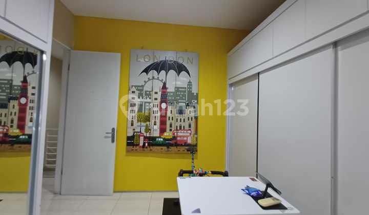 Rumah 2 Lantai Hoek Luas 189 di Griya Sutera Dekat Kampus Binus 2