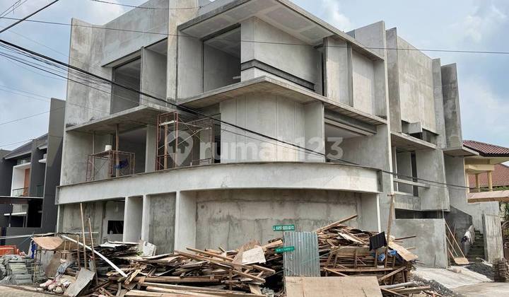 Rumah Baru Premium Manyar Kertoadi 3 Lantai Design Lega Tipe Hoek