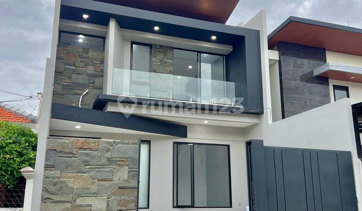 Rumah Baru Kontemporer di Manyar Jaya 2 Lantai Ada Taman Belakang Rumah Baru Kontemporer di Manyar Jaya 2 Lantai Ada Taman Belakang