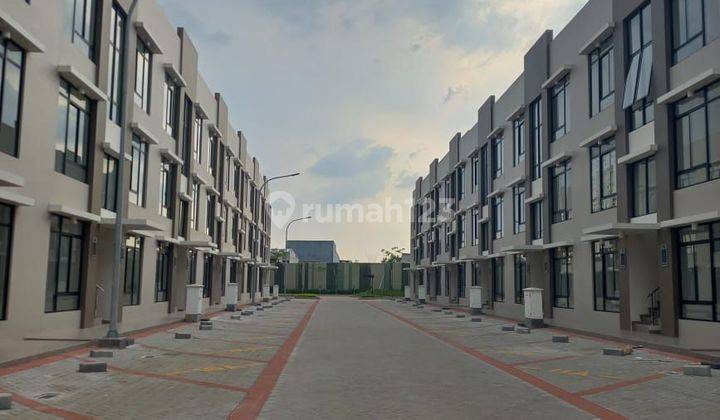 Dijual /disewakan
BRAND NEW rumah town house
Green Royal jln raya kresek 2