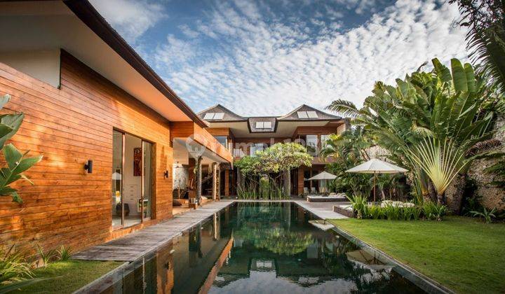 Rumah 2 Lantai Bagus Furnished SHM di Seminyak-bali, Badung 1