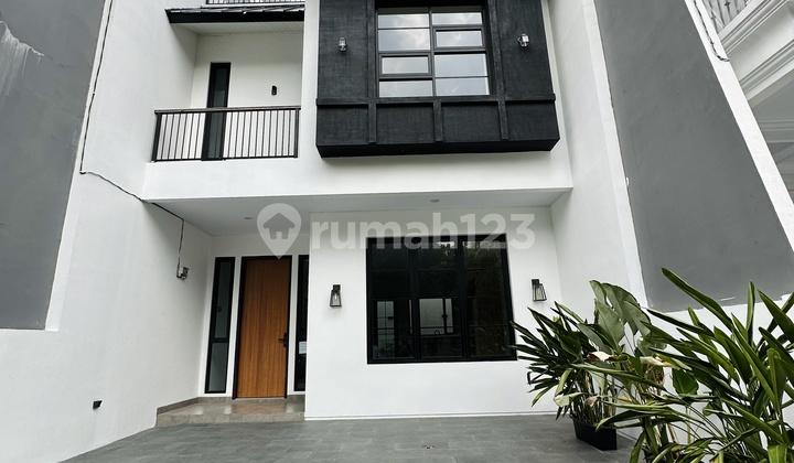 Nice House with SHM in Jagakarsa Ready to Occupy Free Kitchen Set