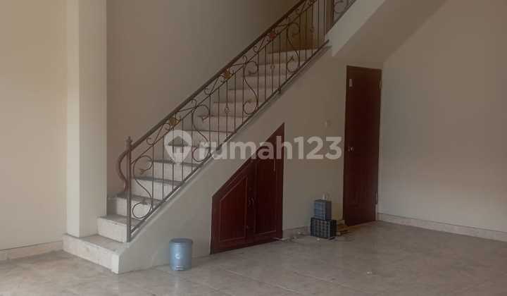 For sale: 3-story shop house on Jl. Sam Ratulangi, Manado.