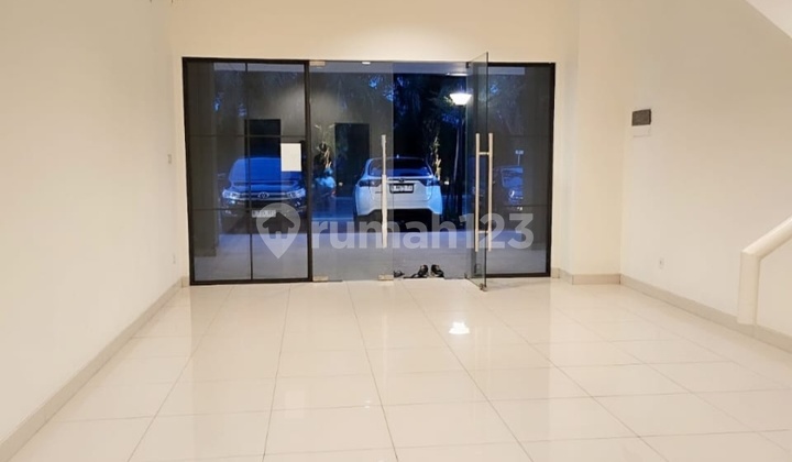 Collins Boulevard Metland Menteng Shop House