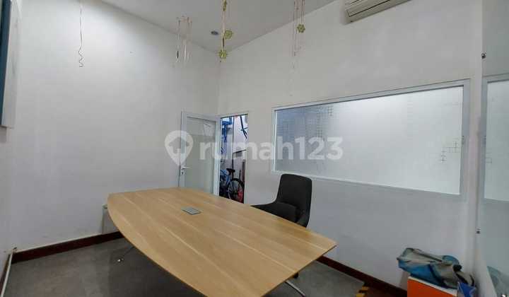Shop House in West Jakarta's Thriving Market, Strategic Location, Negotiable.