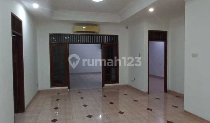 Rumah 2 Lantai Sangat Luas di Taman Meruya Ilir Jakarta Barat 
