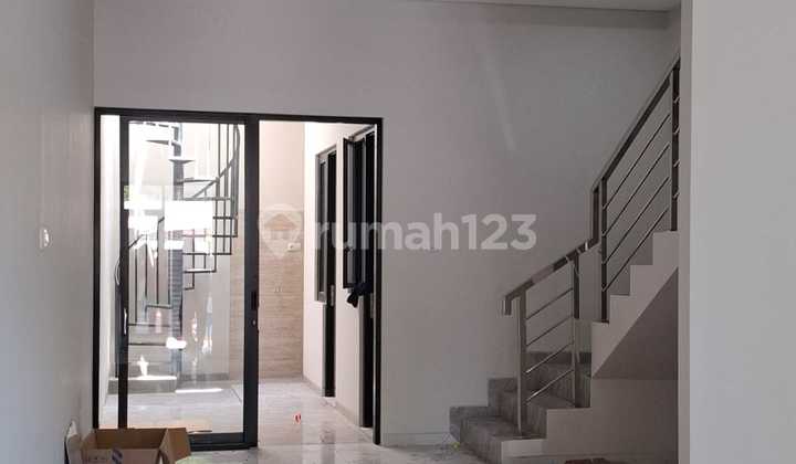 Minimalist 2-Story New Gres in South Tenggilis Mejoyo 2