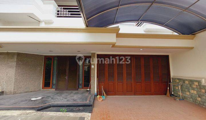 Dijual Rumah Lokasi Elit One Gate di Dharmahusada Permai 2 Lantai 2