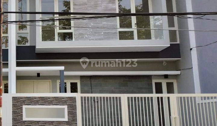 Dijual Rumah New Gress 2 Lantai di Jalan Utama Kompleks Manyar 1