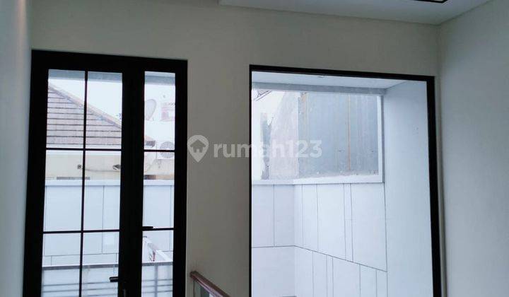 Rumah Minimalis Baru Gres di Kawasan Elit Pakuwon City 1