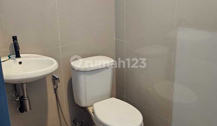Exclusive 3-Storey Ready-to-Use Shop House on Mulyosari Main Road 2