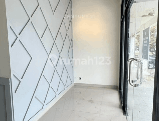 Ready-to-Occupy and Strategic Shop House in the Tallasa City Area Shop House Hic 2