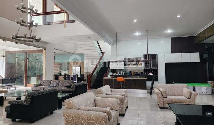 House with Swimming Pool in Sayap Hegarmanah, Bandung 2