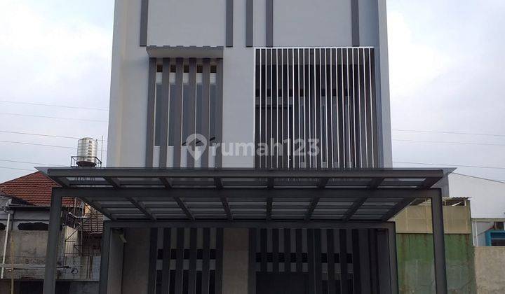 Rumah 3 Lantai Singgasana Pradana 1