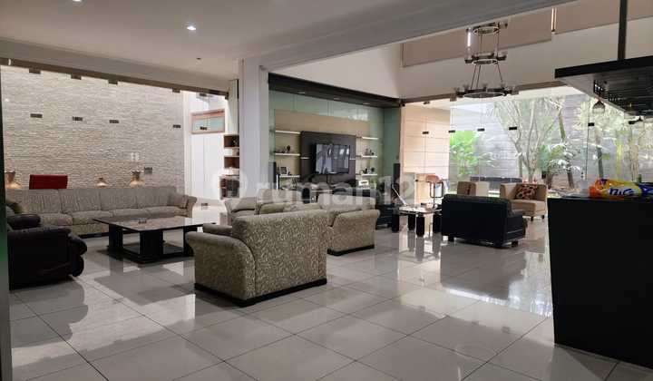 Rumah ada Kolam Renang di Sayap Hegarmanah Bandung 