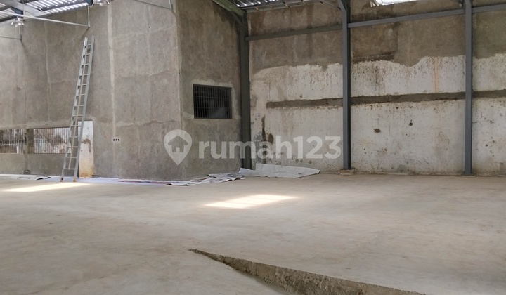 Warehouse for Rent in Cakung 850m2 Strategic Location with Office and Mess Warehouse for Rent in Cakung 850m2 Strategic Location with Office and Mess